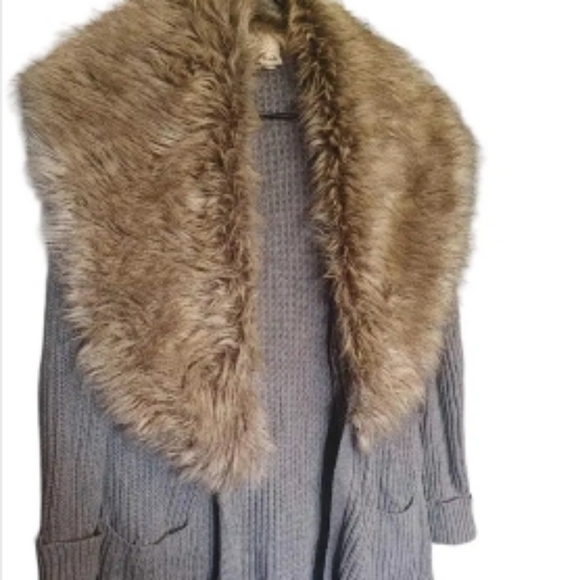 OLIVE & OAK - Gorgeous Grey Oversized Knitted Long Cardigan With Faux Fur Neck - Picture 2 of 5